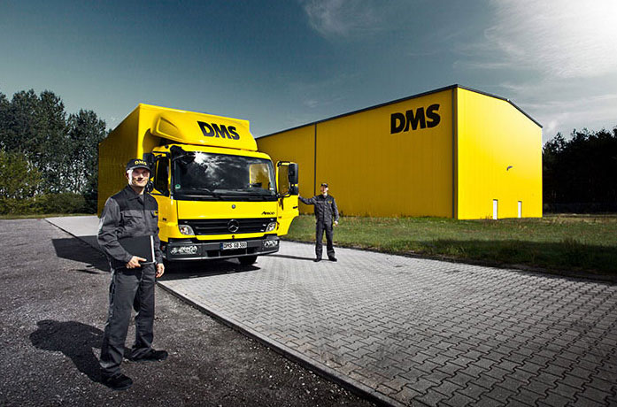 LKW vor Lagerhalle